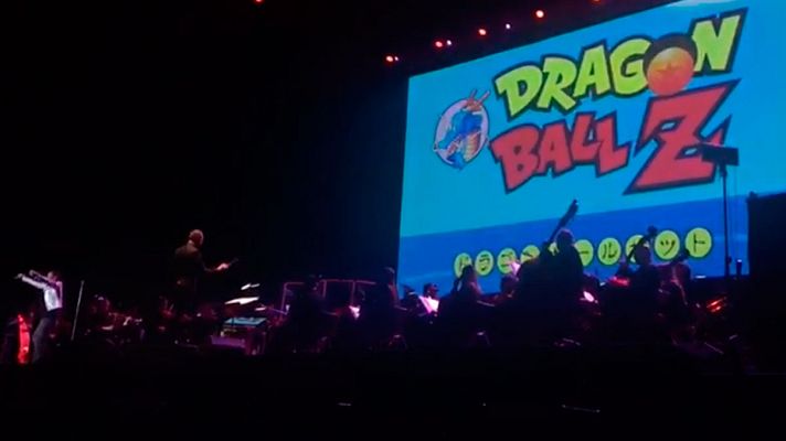 Telediario 1 - Un cantante japonés resulta herido tras caer del escenario en un espectáculo de 'Bola de dragón'