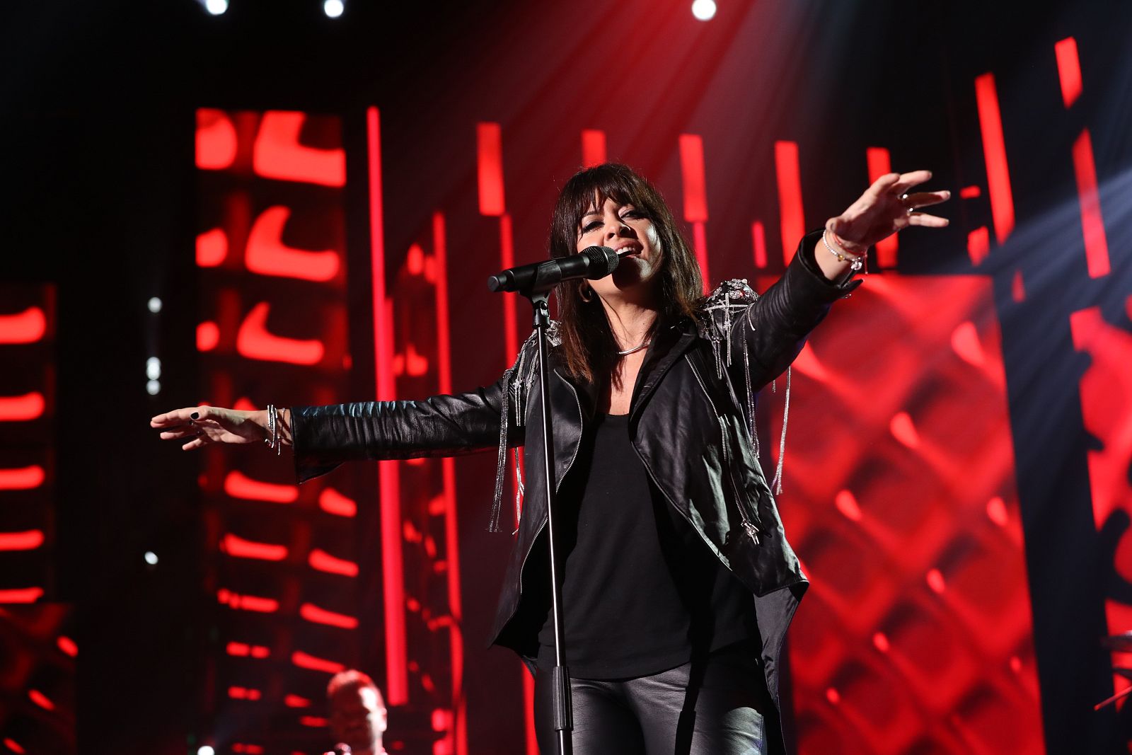 Vanesa Martín, una de las invitadas especiales, canta Caída libre en la Gala 1 de Operación Triunfo 2020