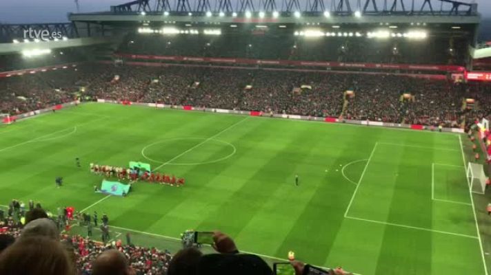 Fútbol - Anfield vibra en el derbi con el United