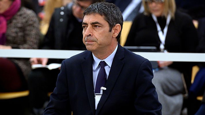 Telediario 1 - Trapero niega tener relación con Puigdemont y defiende el papel de los Mossos en el asedio a la Conserjería de Eeconomía