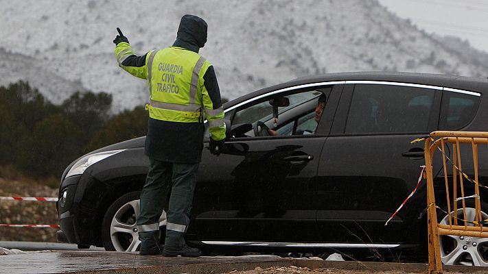 Telediario 1 - La DGT vigila las condiciones de los turismos ante el aumento de riesgo en carretera por el temporal
