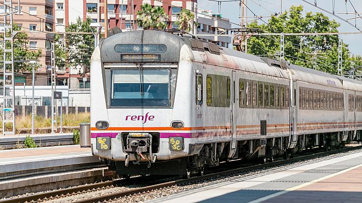 Telediario 1 - Un maquinista desaloja un tren al terminar su jornada