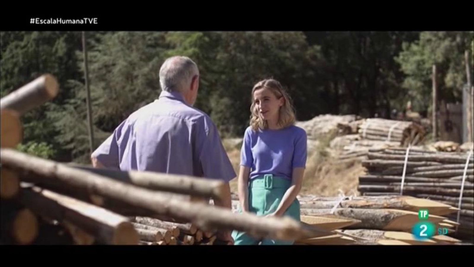 Núria Moliner habla con Salvador Ordóñez, coordinador del gremio de la Madera y el Mueble de Catalunya