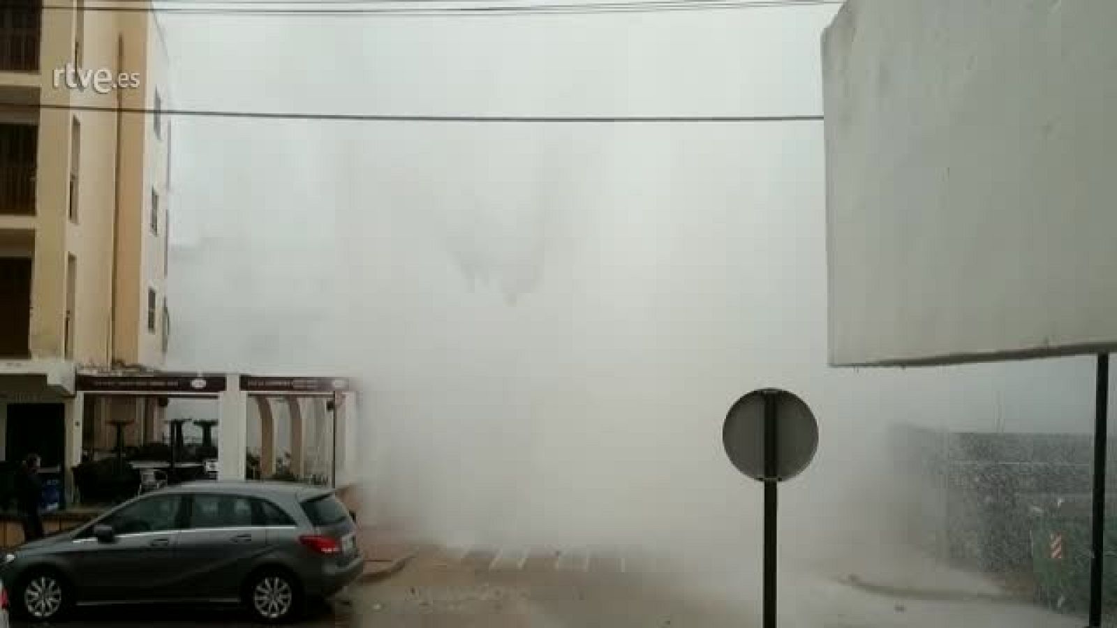 Una ola salpica más de cuatro pisos de altura en Mallorca