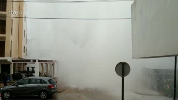 Modo Digital - Una ola gigante salpica más de cuatro pisos de altura en Mallorca