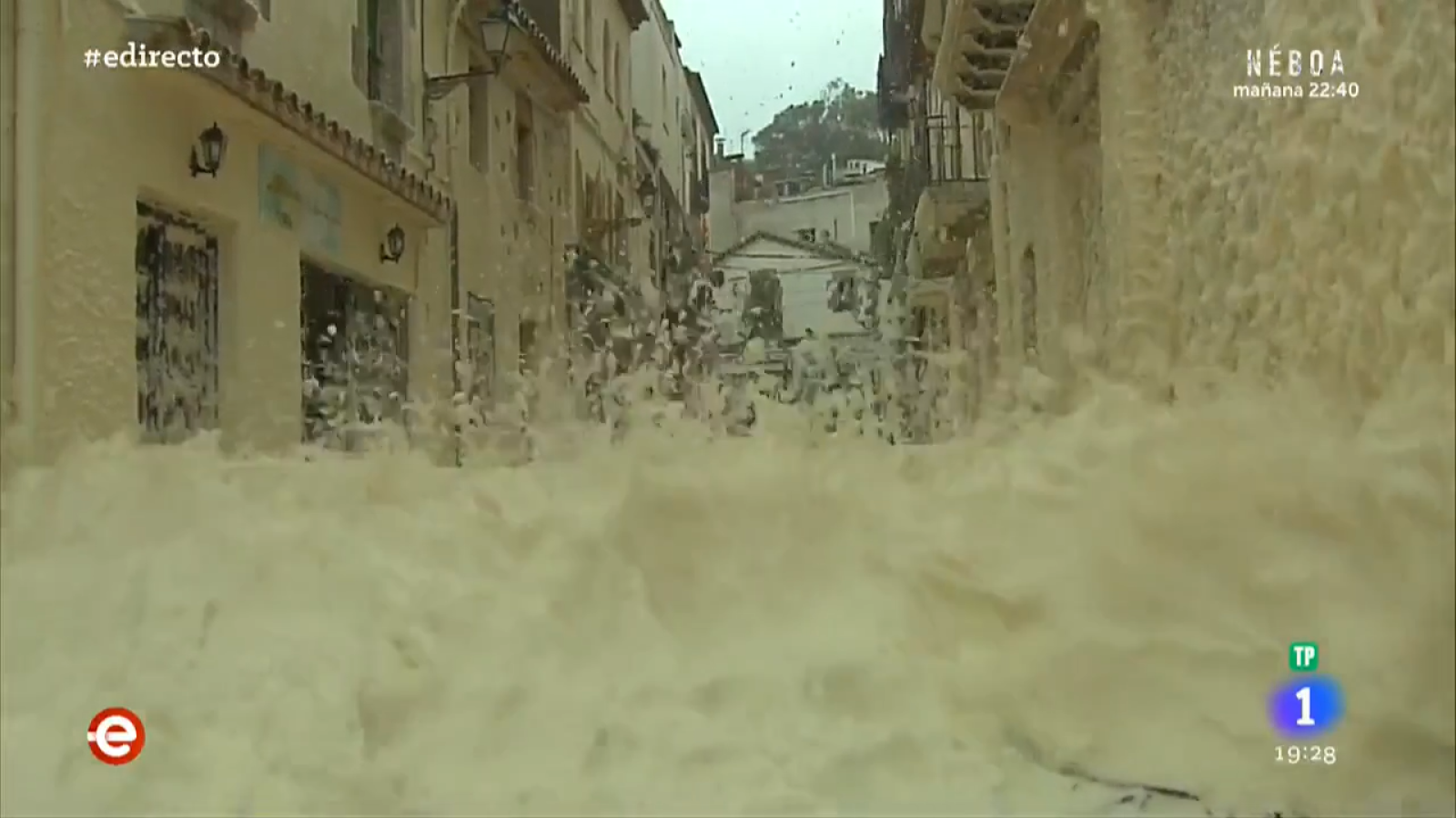 Tossa de Mar (Girona) inundada por la espuma del mar. - España Directo | Ver