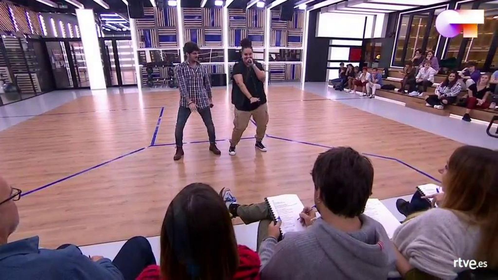 Rafa y Eli interpretan ¿Bonita¿, de Juanes & Sebastián Yatra, en el primer pase de micros de la Gala 2 de Operación Triunfo 2020