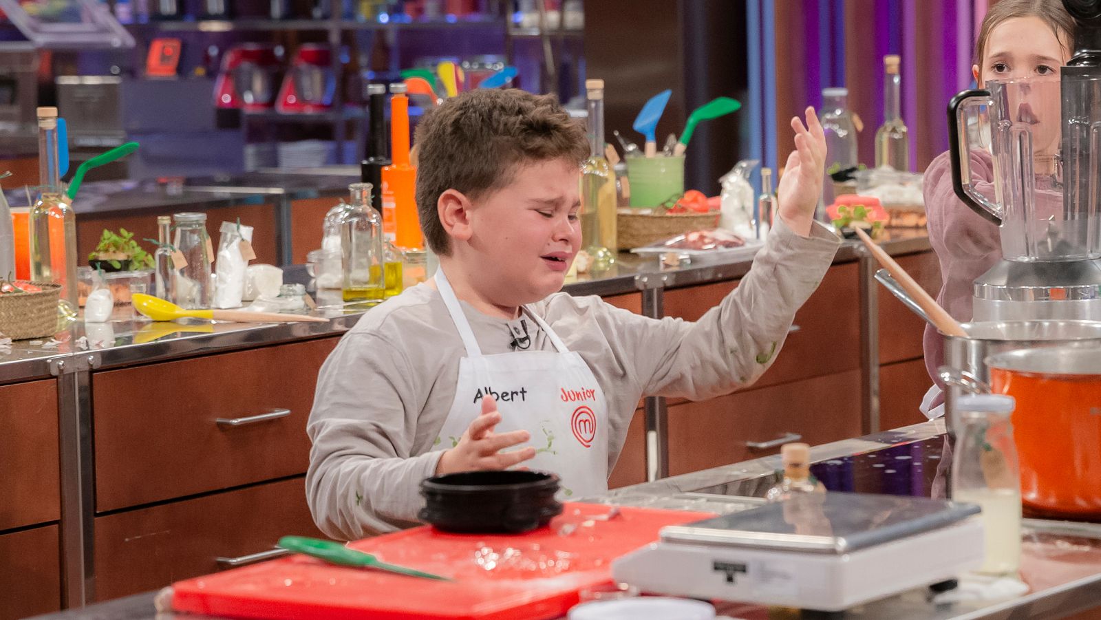 MasterChef Junior 7 - Albert pierde el control en pleno cocinado | Ver