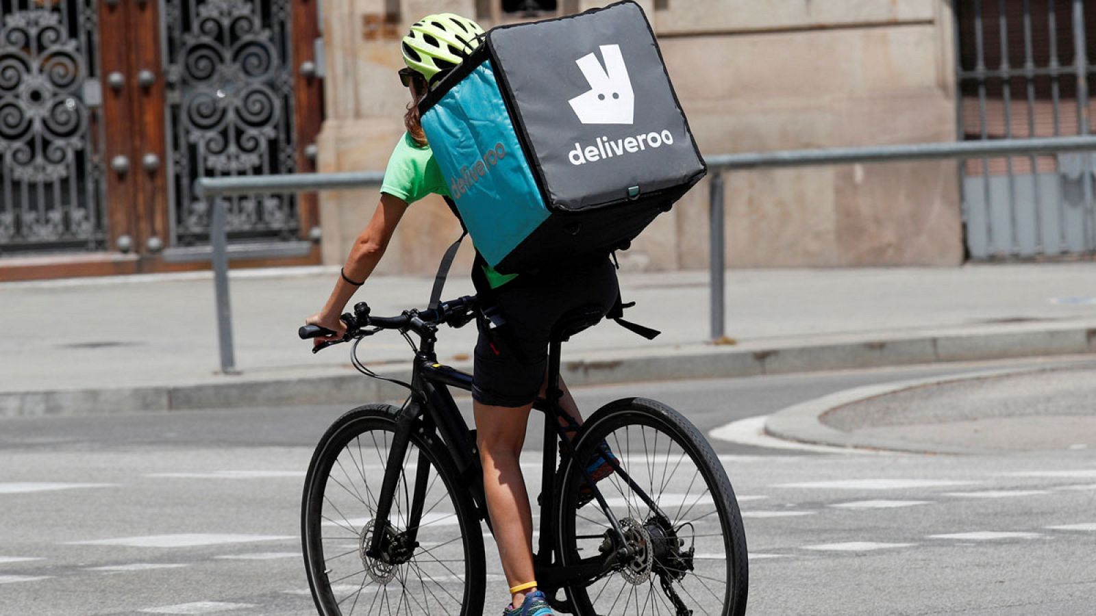 El TSJ de Madrid confirma que los repartidores de Deliveroo son falsos autónomos | Ver