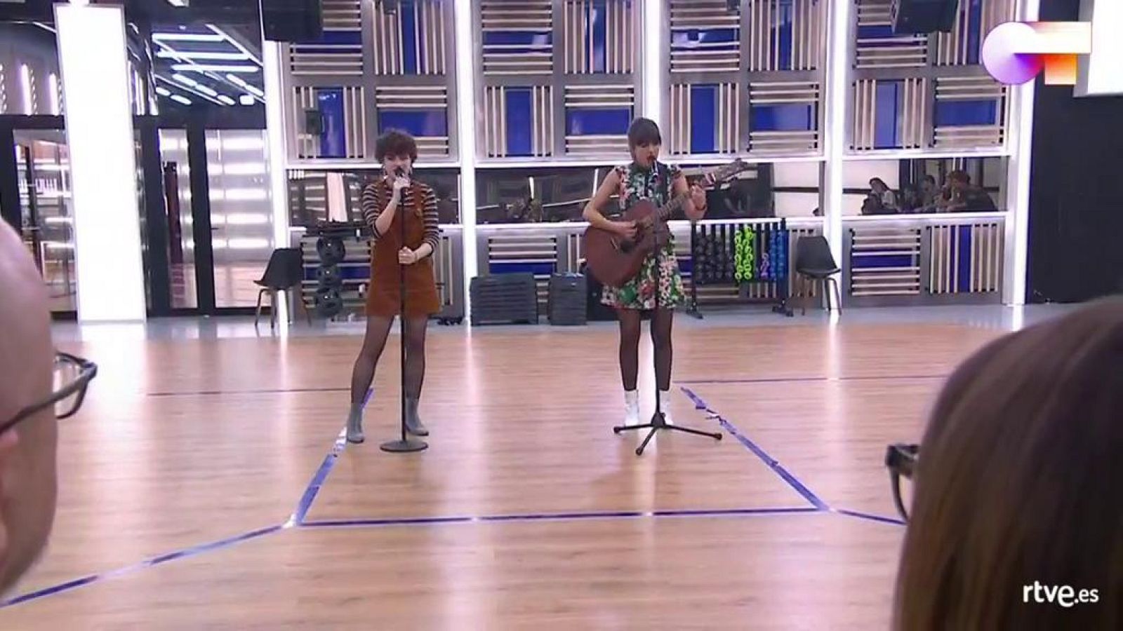 Anne y Maialen cantan "Ilargia", de Ken Zazpi, en el segundo pase de micros de la Gala 2 de "Operación Triunfo 2020"