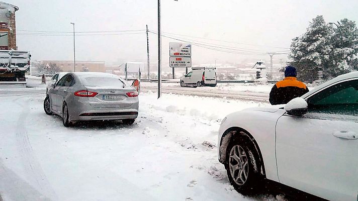 Telediario 1 - La UME rescata a varias personas atrapadas por la nieve en Zaragoza