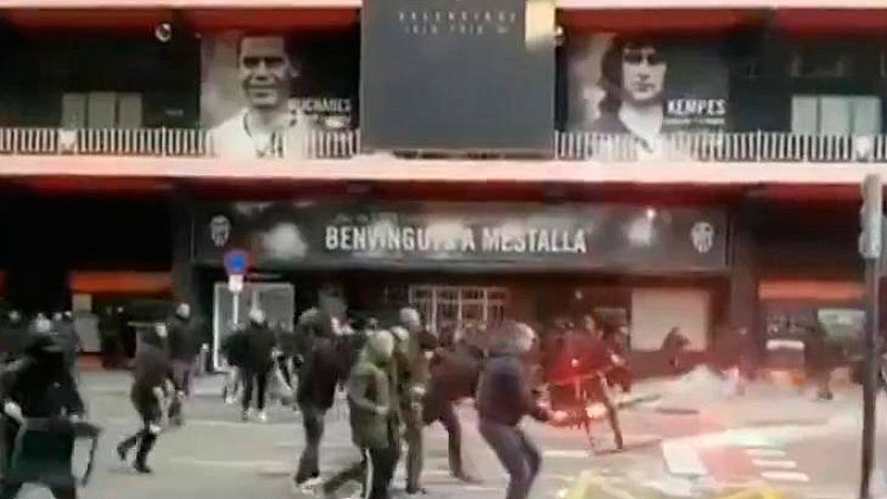 Un detenido y sesenta identificados tras pelea entre radicales ante Mestalla
