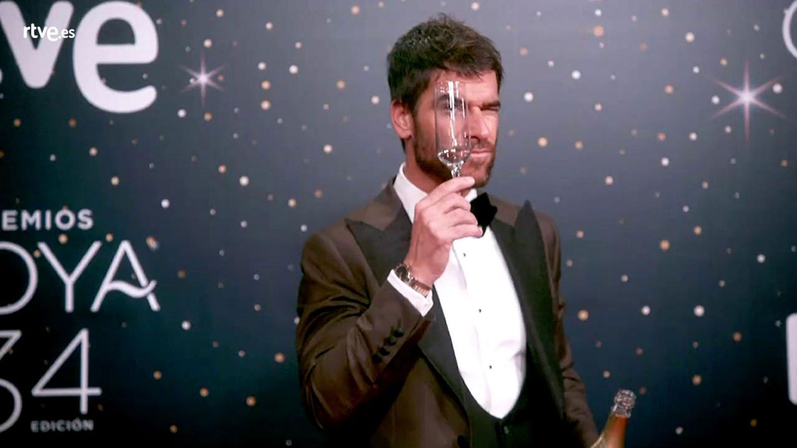 Premios Goya - Alfonso Bassave brinda en la cámara glamur de los Goya