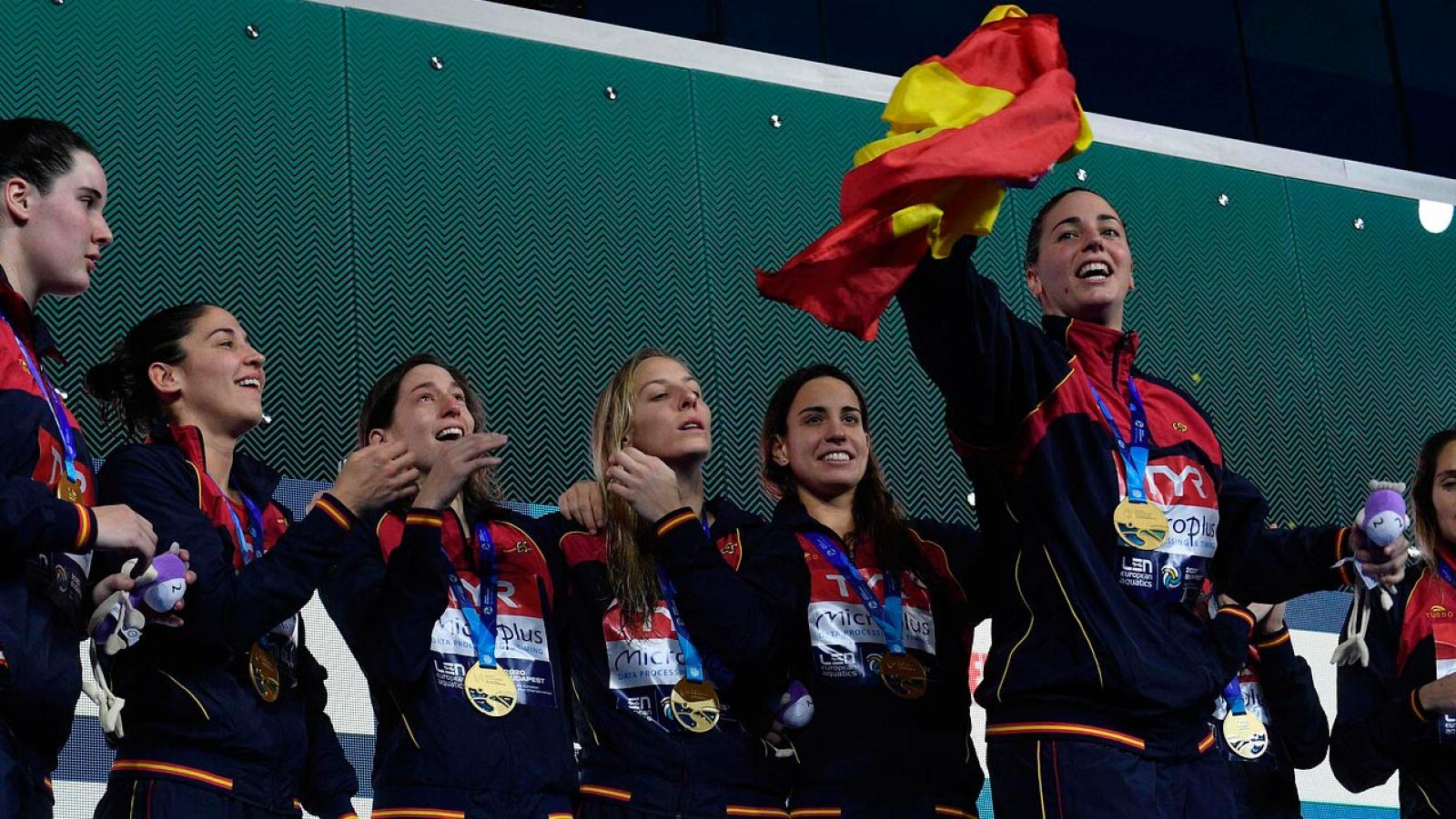 El himno de España sonó en Budapest en honor a las 'hidroguerreras' - Waterpolo | Ver