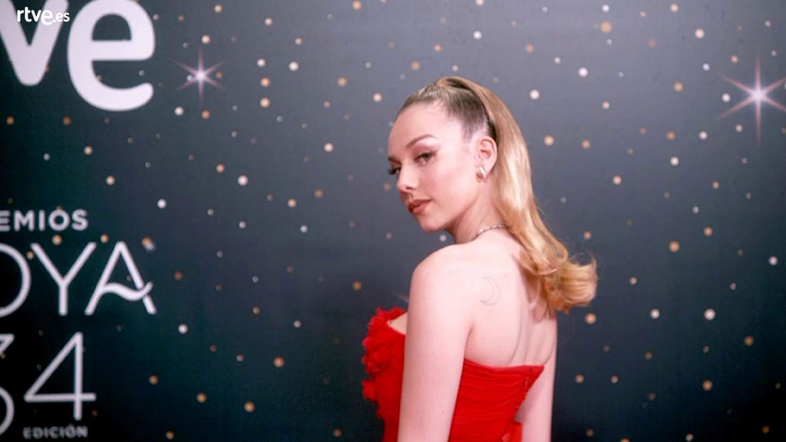Premios Goya - Ester Expósito, de rojo y con brillantes en los ojos, en nuestra cámara glamur