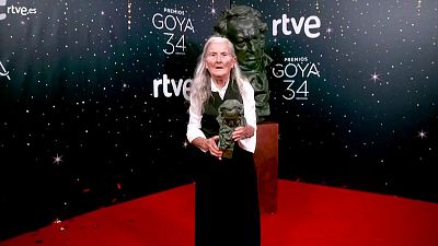 Premios Goya - Benedicta Snchez posa con su Goya en la cmara glamur