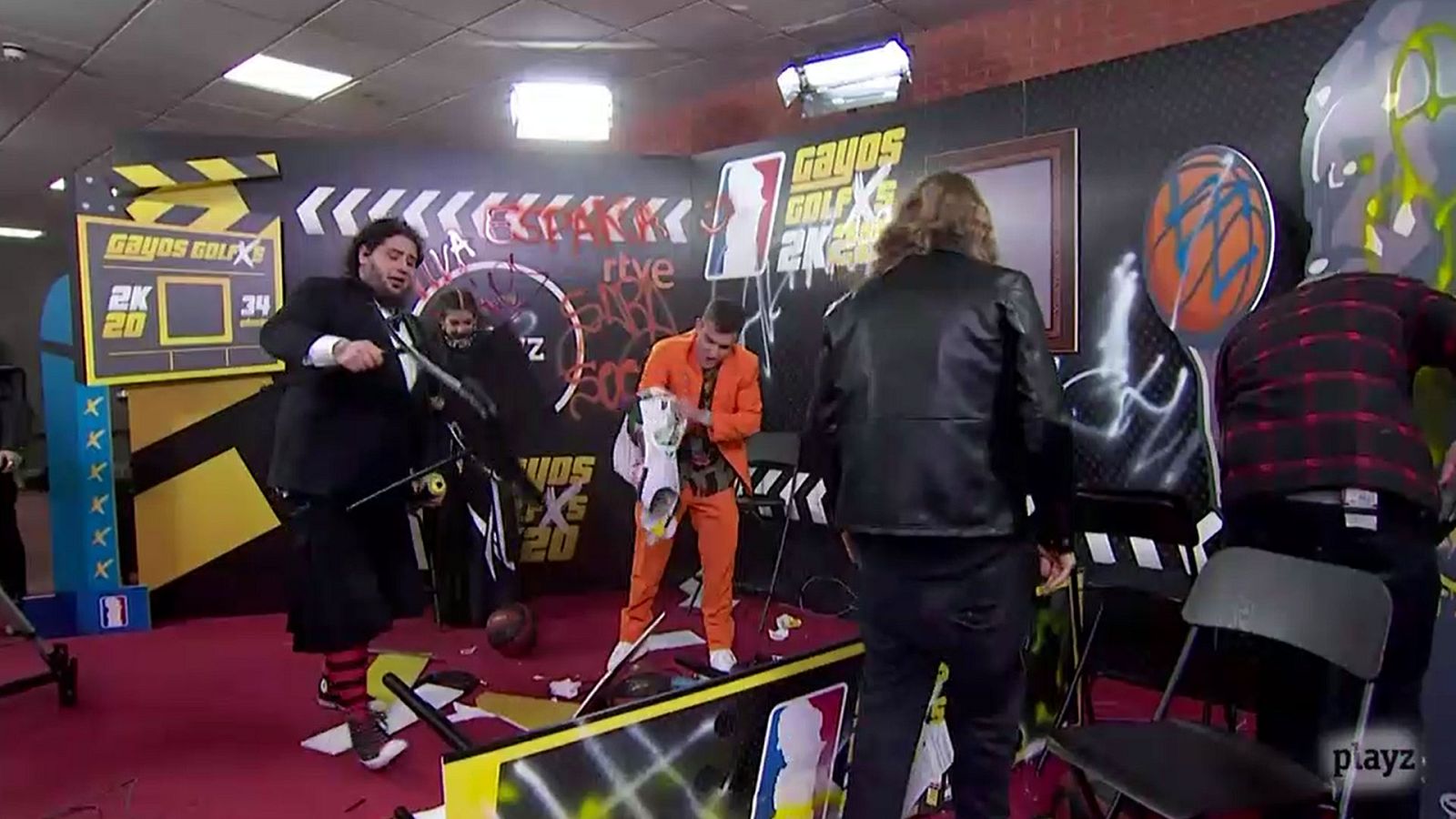 Arkano, Sara Socas, Grison, Caravaca y Pinacho dan buena cuenta del set de los 'Gayos Golfxs' en el fin de fiesta del programa.