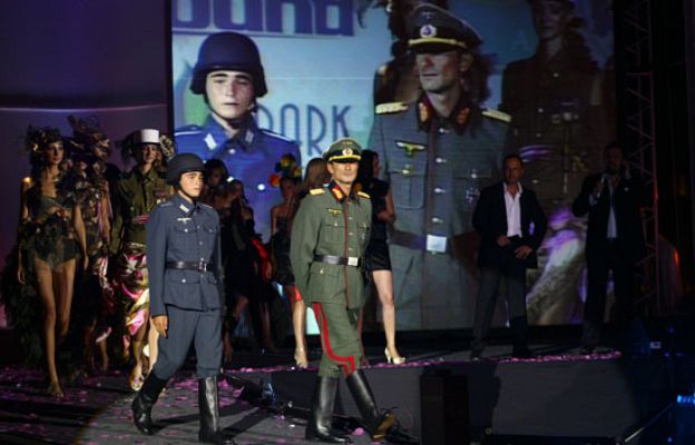  - Alcalde desfila vestido de Nazi