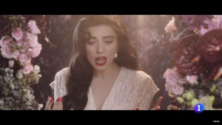 Telediario 1 - Mon Laferte ha venido a España para colaborar con Manuel Carrasco