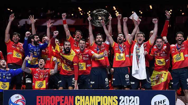  - El capitán Raúl Entrerríos recibe la copa de campeón de Europa