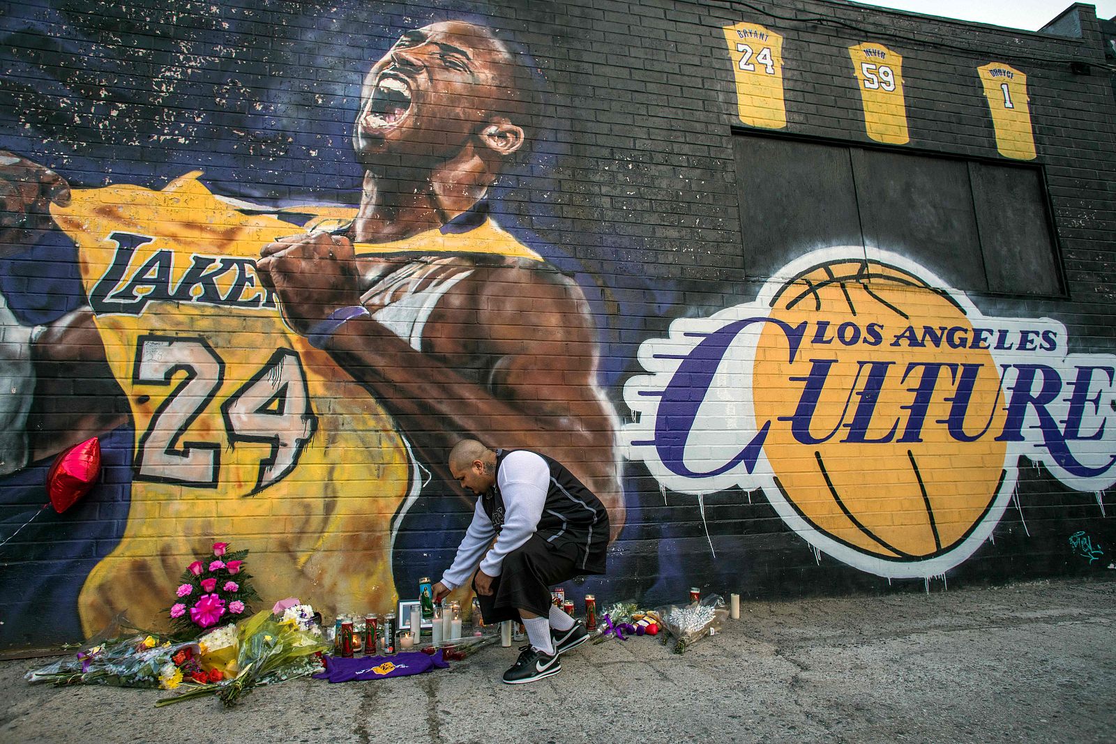 Muere Kobe Bryant | El mundo entero rinde homenaje a Kobe Bryant tras su fallecimiento en un accidente de helicóptero - rtve.es | Ver