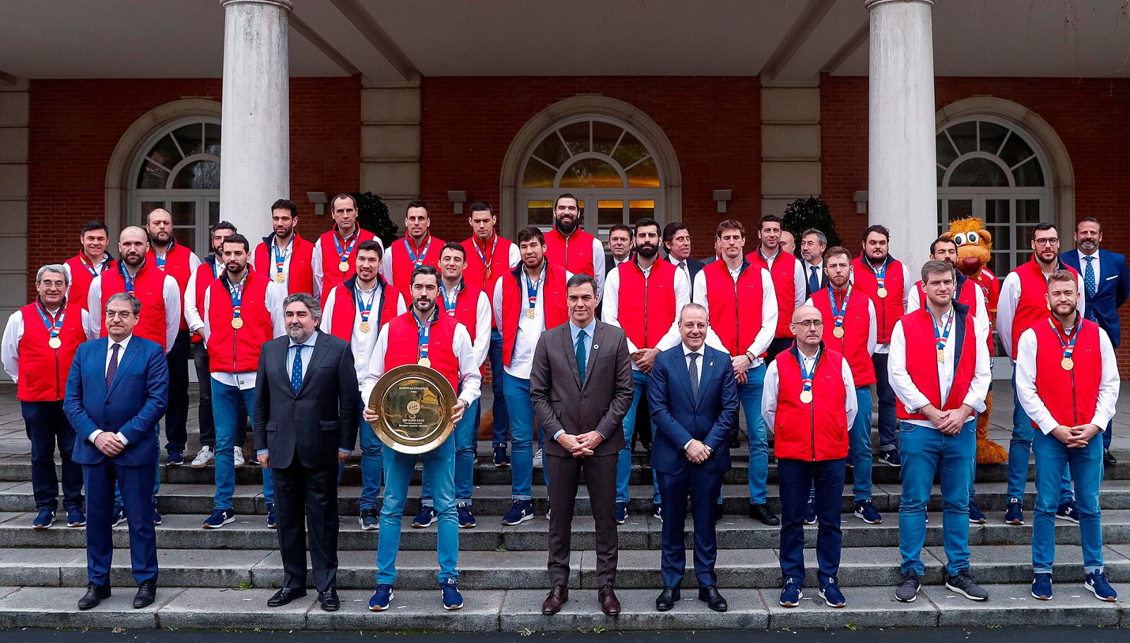 Los Hispanos, recibidos por el Rey y el presidente del Gobierno tras su tiunfo en el Europeo | Ver