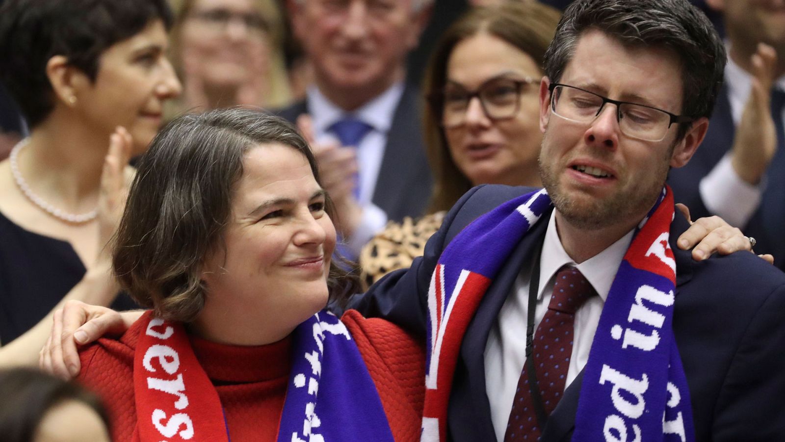 Los diputados británicos se despiden del Parlamento Europeo cantando el poema escocés 'Auld Lang Syne'