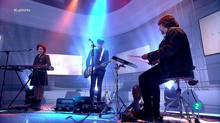 La 2 Noticias - Leon Impala interpreta "Canción del desierto" en La 2 Noticias