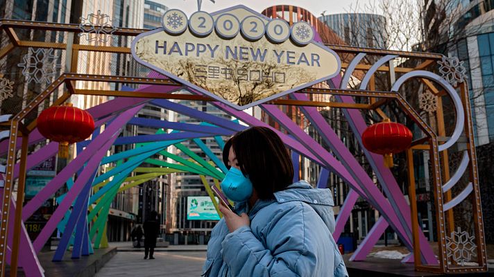 Telediario 1 - China trabaja a contrarreloj para contener la transmisión del coronavirus de Wuhan