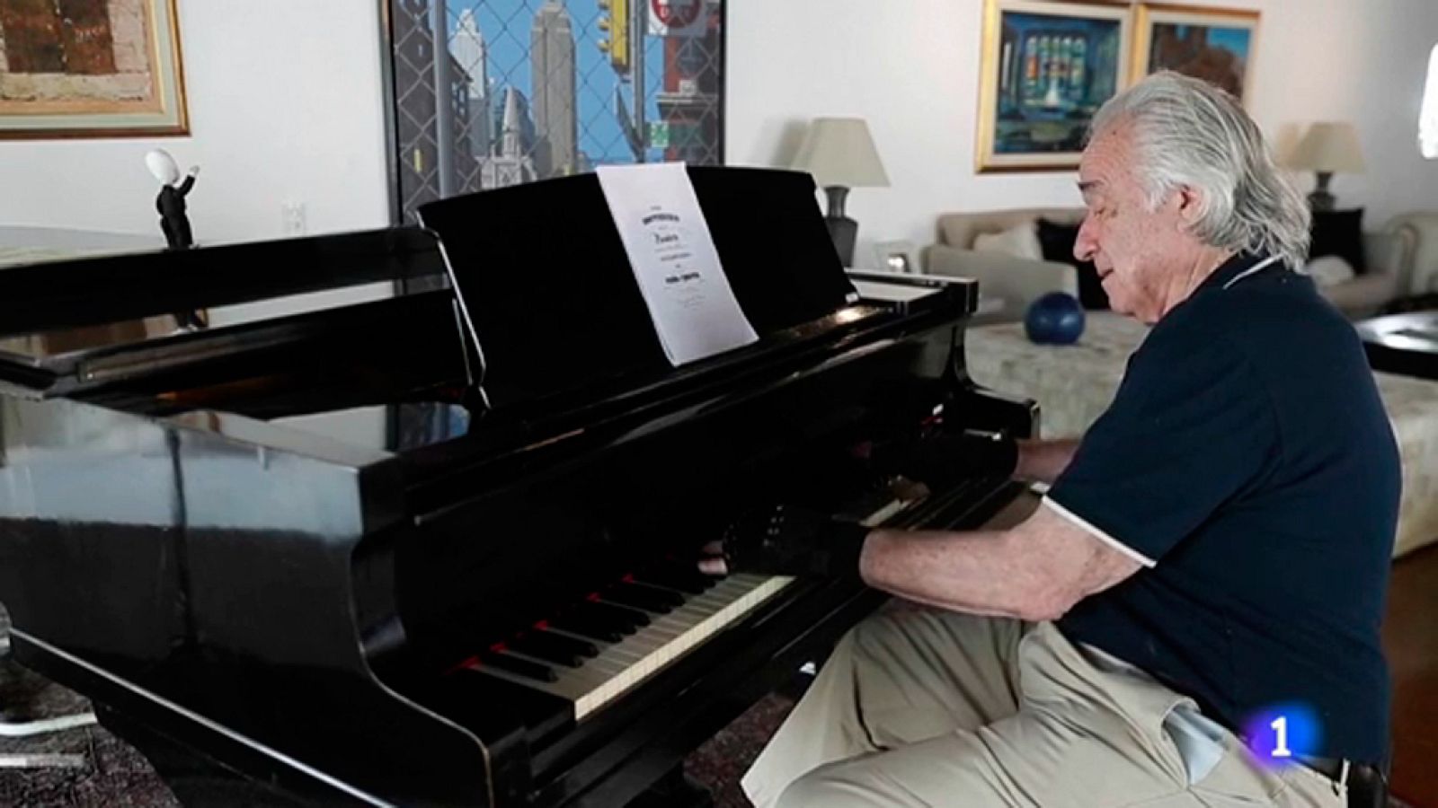 Un pianista con una grave enfermedad en las manos vuelve a tocar gracias a unos guantes biónicos