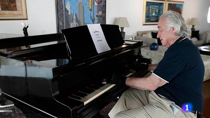 Un pianista con una grave enfermedad en las manos vuelve a tocar gracias a unos guantes biónicos