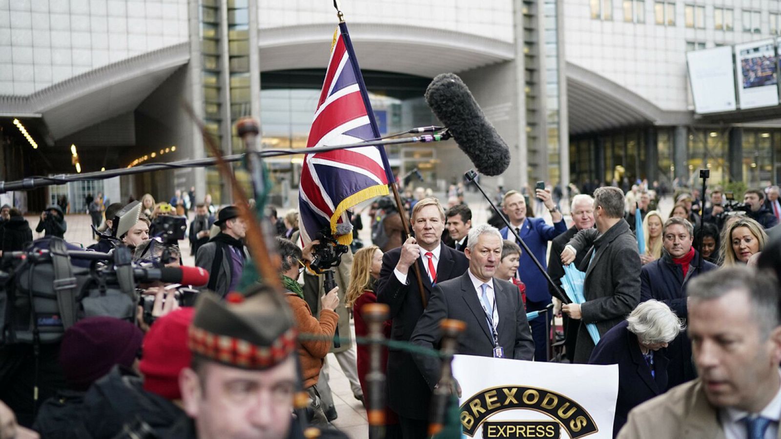 Los eurodiputados del Partido del Brexit celebran la salida con un desfile