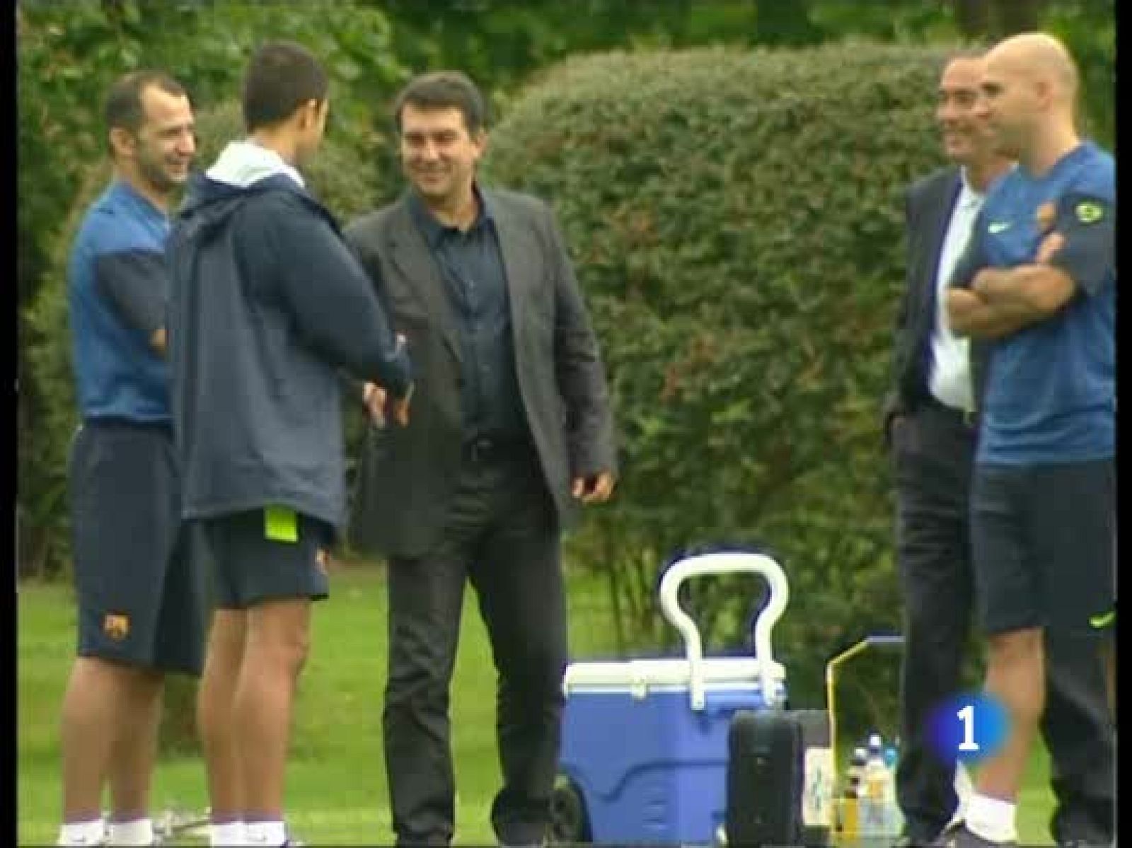 Laporta visitó la concentración y habló con Guardiola. henry habló a los medios sobre la marcha de Eto'o. El Barça ficha a Keirrison con el objetivo de cederlo.