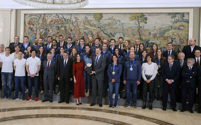 Los Reyes homenajean en la Zarzuela a las selecciones de waterpolo - rtve.es | Ver