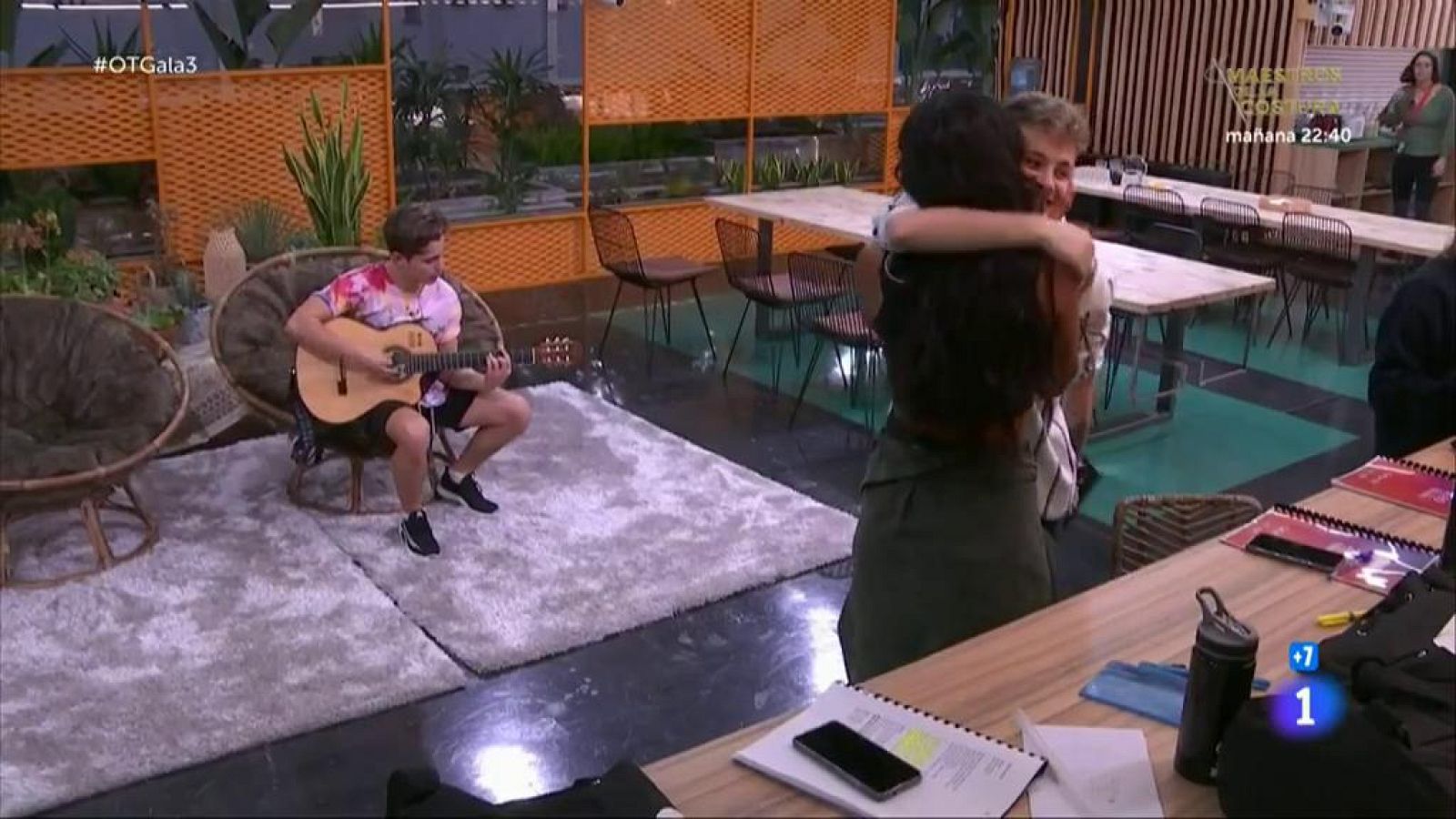 Los concursantes de Operación Triunfo se besan y abrazan