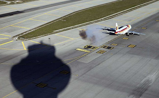 Telediario 1 - El aeropuerto de Barajas vuelve a operar tras el cierre del espacio aéreo por un dron