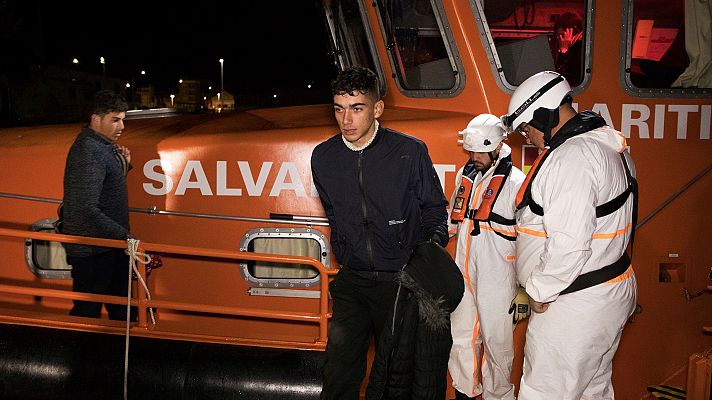 Telediario 1 - España deporta inmigrantes a Mauritania