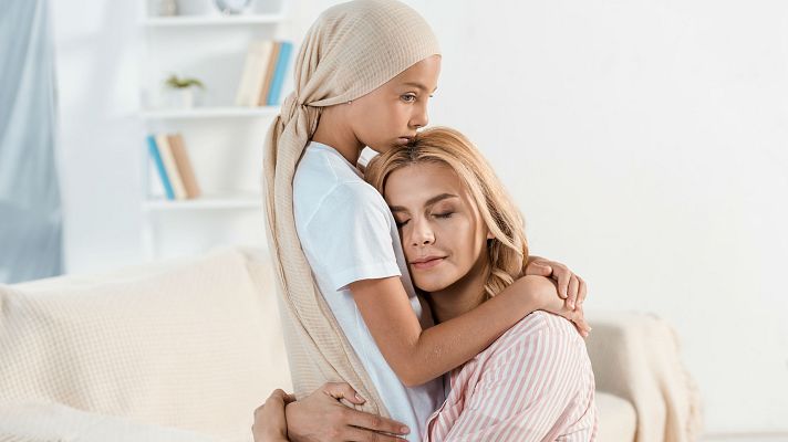 Telediario 1 - Las familias asumen el coste del tratamiento del cáncer