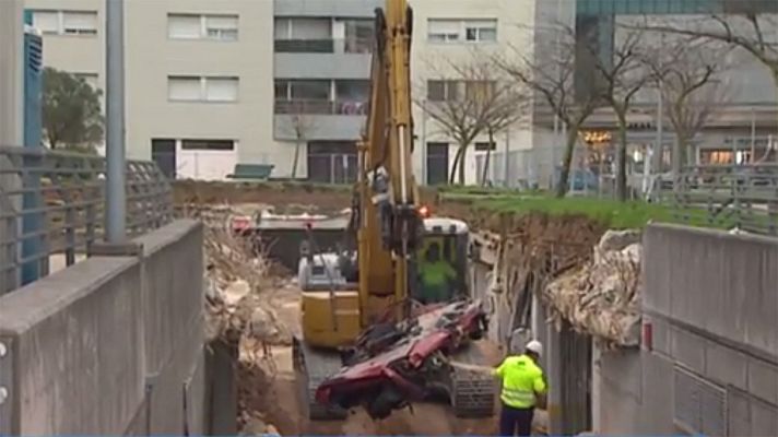 Telediario 1 - Comienzan a sacar de los escombros los coches sepultados en un párking de Santander