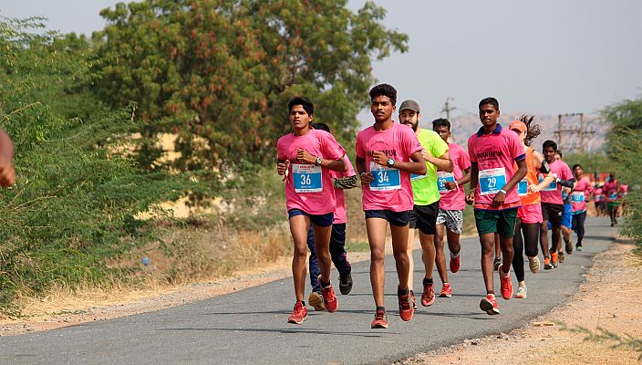 Telediario 1 - El ultraman de Anantapur recauda 185.000 euros