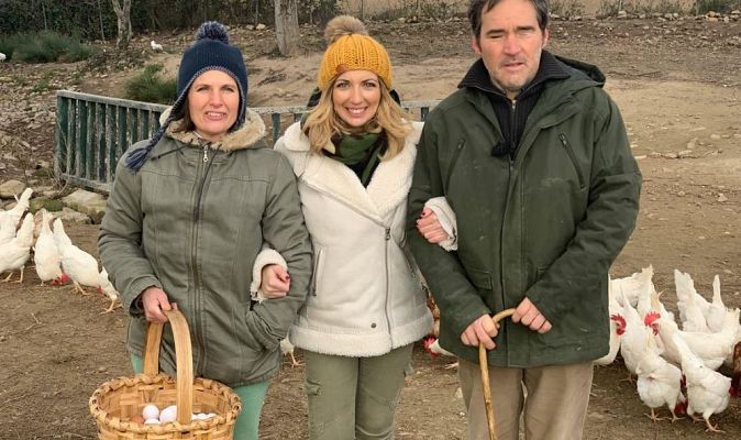 Aquí la Tierra - Gallina de una familia feliz