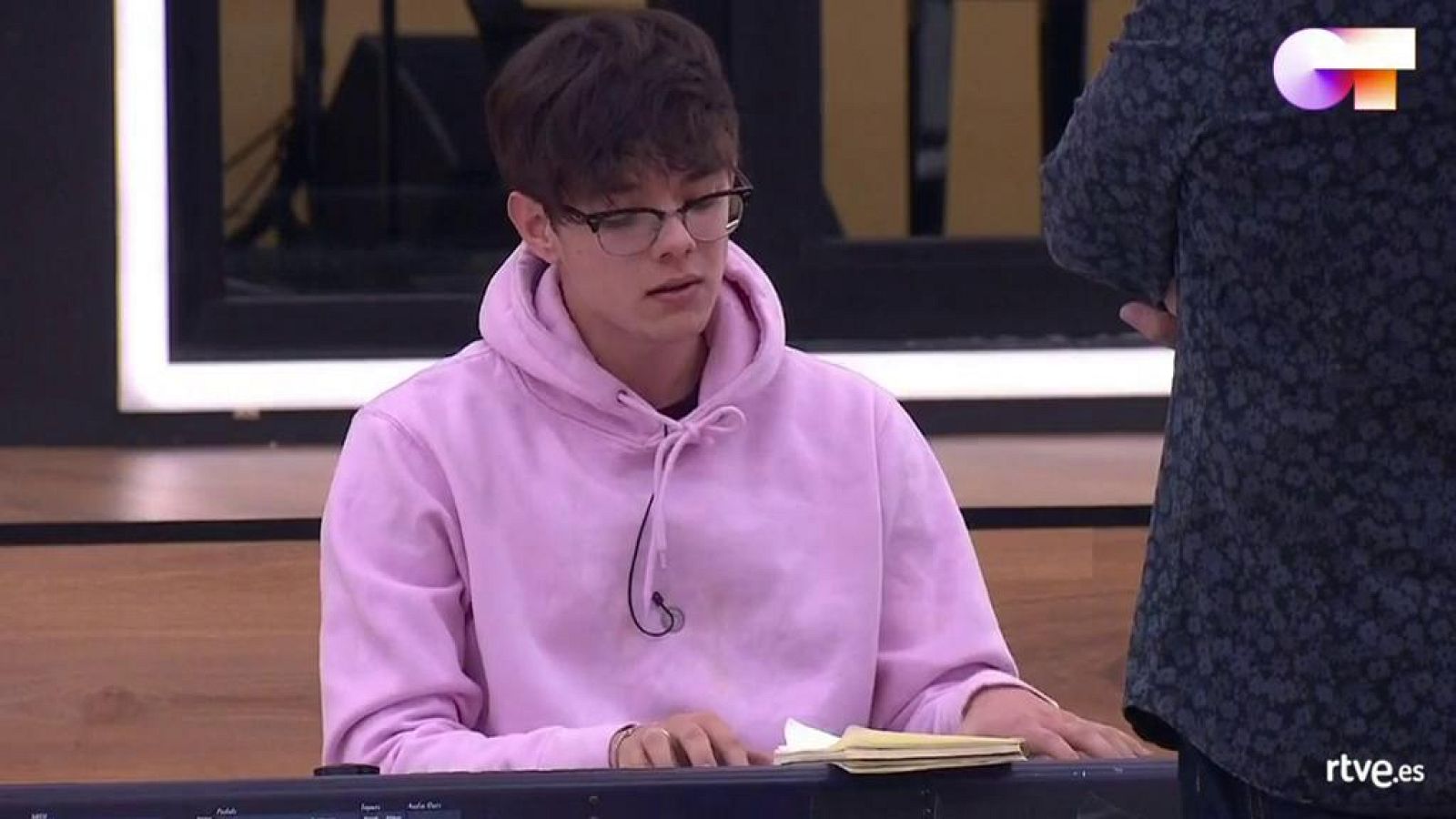 Flavio toca al piano un tema propio en la clase de composición de Pancho Varona en la Academia de OT 2020