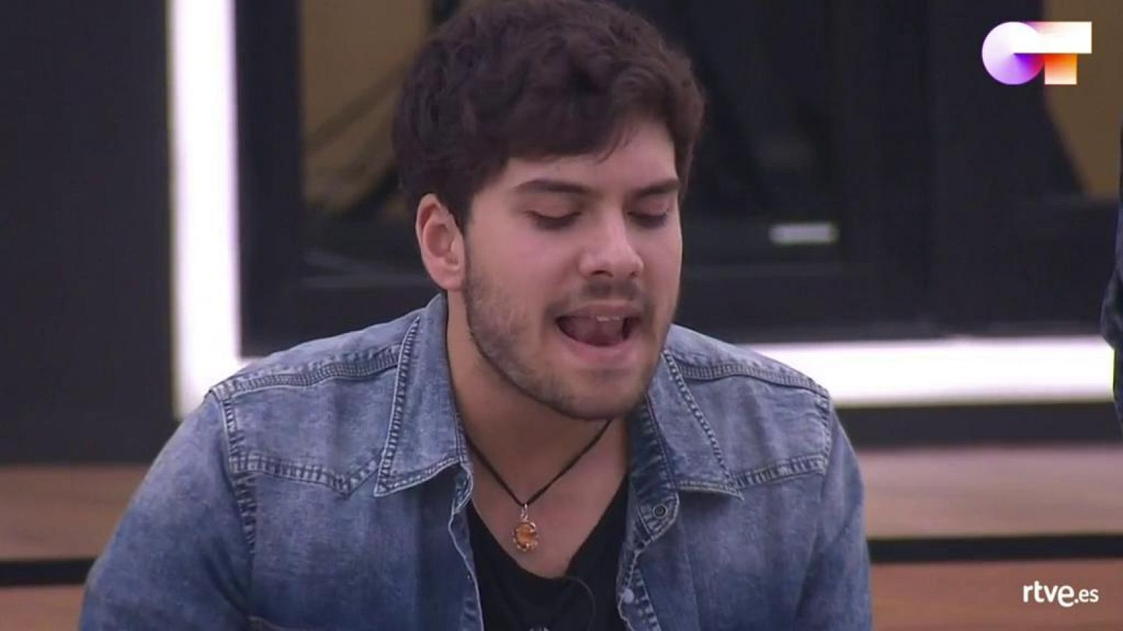 Javy canta un tema propio en la clase de composición de Pancho Varona en la Academia de OT 2020