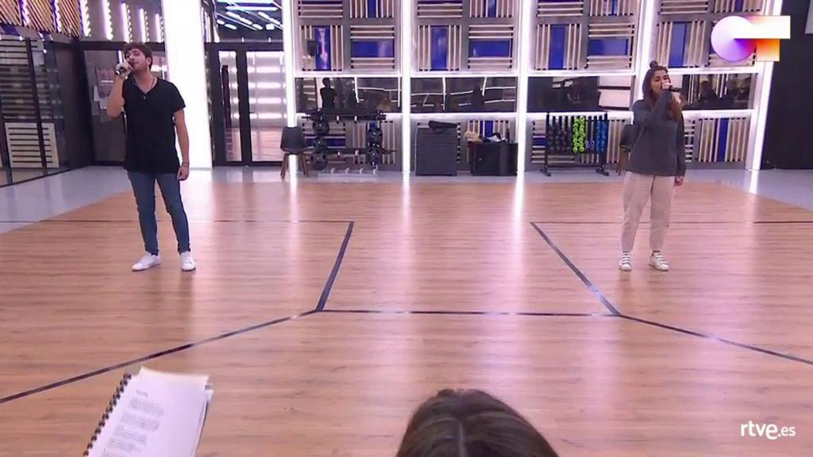 Anajú y Javy cantan "Amor eterno", de Rocío Dúrcal, en el primer pase de micros de la Gala 4 de Operación Triunfo 2020