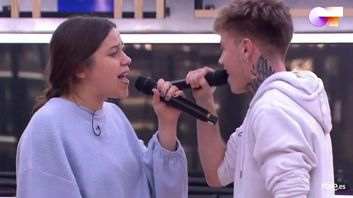 OT 2020 - Hugo y Eva cantan Esperando 1r pase de micros