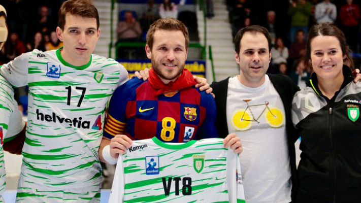 Telediario 1 - Homenaje a Víctor Tomás en el pabellón de Anaitasuna