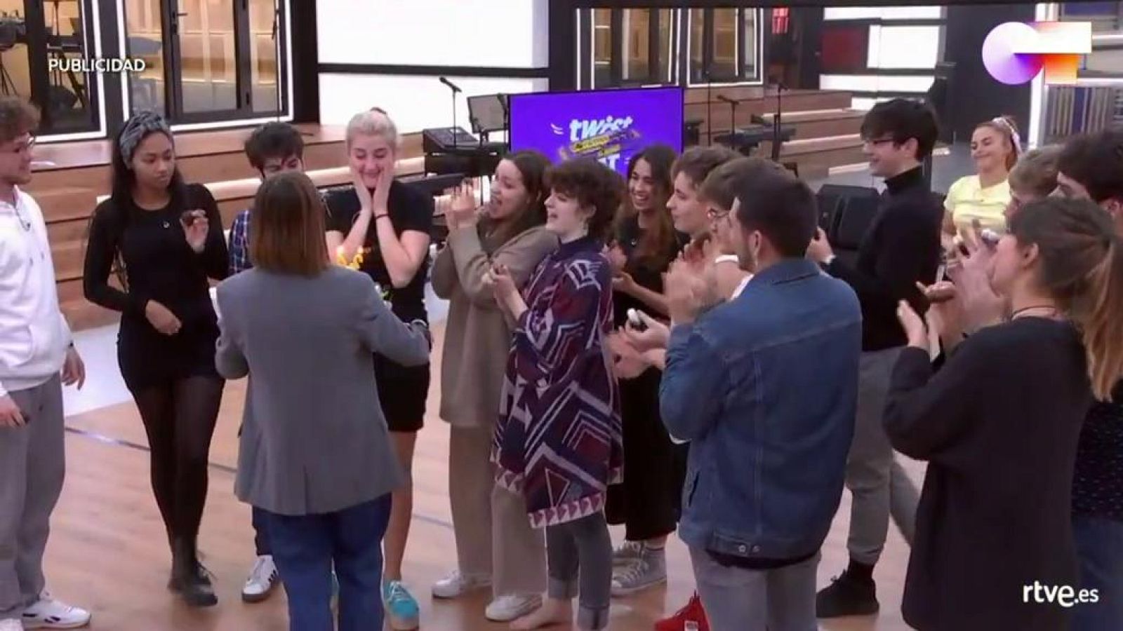 Noemí aparece por sorpresa con una tarta para Samantha y todos le cantan el cumpleaños feliz el día que cumple 25 años