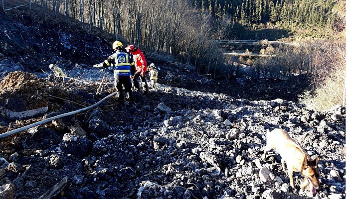 Informativo 24h - Buscan a dos personas sepultadas tras un desprendimiento en Bizkaia