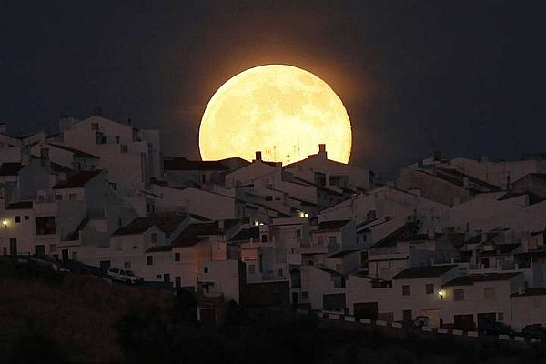 A partir de hoy - Jacob Petrus nos explica qué es la "Superluna de nieve"