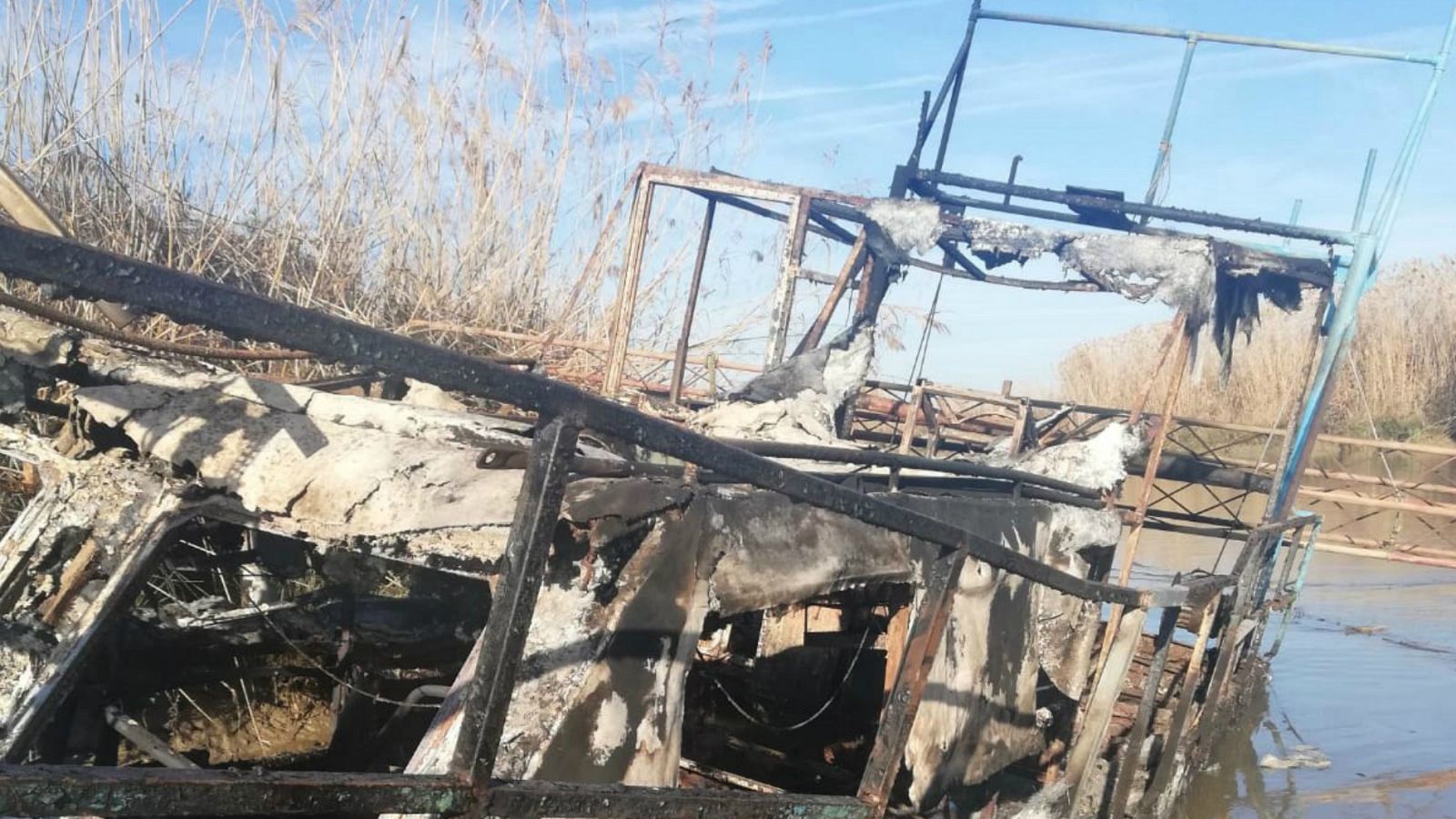 Venganza en el Guadalquivir: queman un barco científico por una operación contra la pesca de angulas